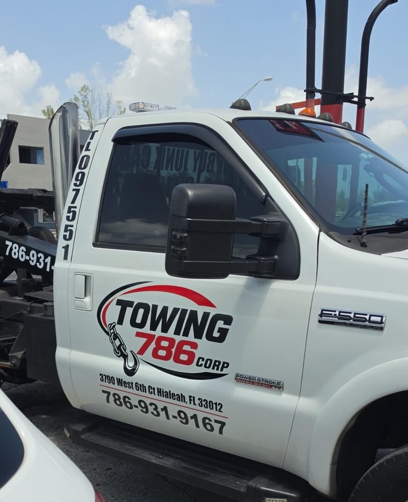Puerta del camión Ford F-550 de Towing 786 Corp con el logo, la dirección 3790 West 6th Ct Hialeah FL 33012, el teléfono 786-931-9167 y el número de licencia